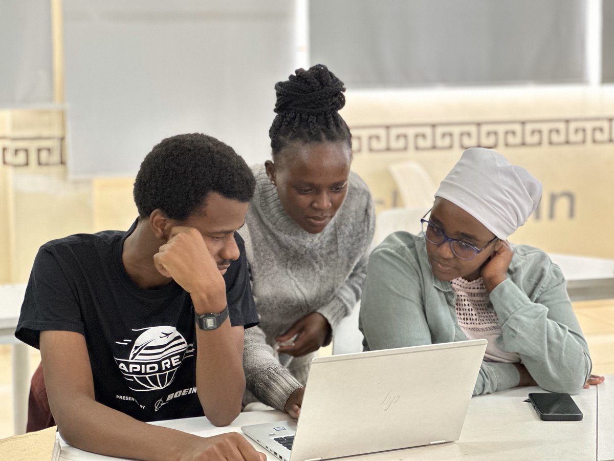 GDGoC_MksU's tweet image. #KotlinConfGlobal had us thrilled to bits this past saturday, the atmosphere was splendid with the speakers who lit up the event with insightful, fun and educational sessions👌🏾

A heartfelt thank you to @jetbrains for hosting such a phenomenal event🤩
#KotlinConfGlobal
#gdscmksu