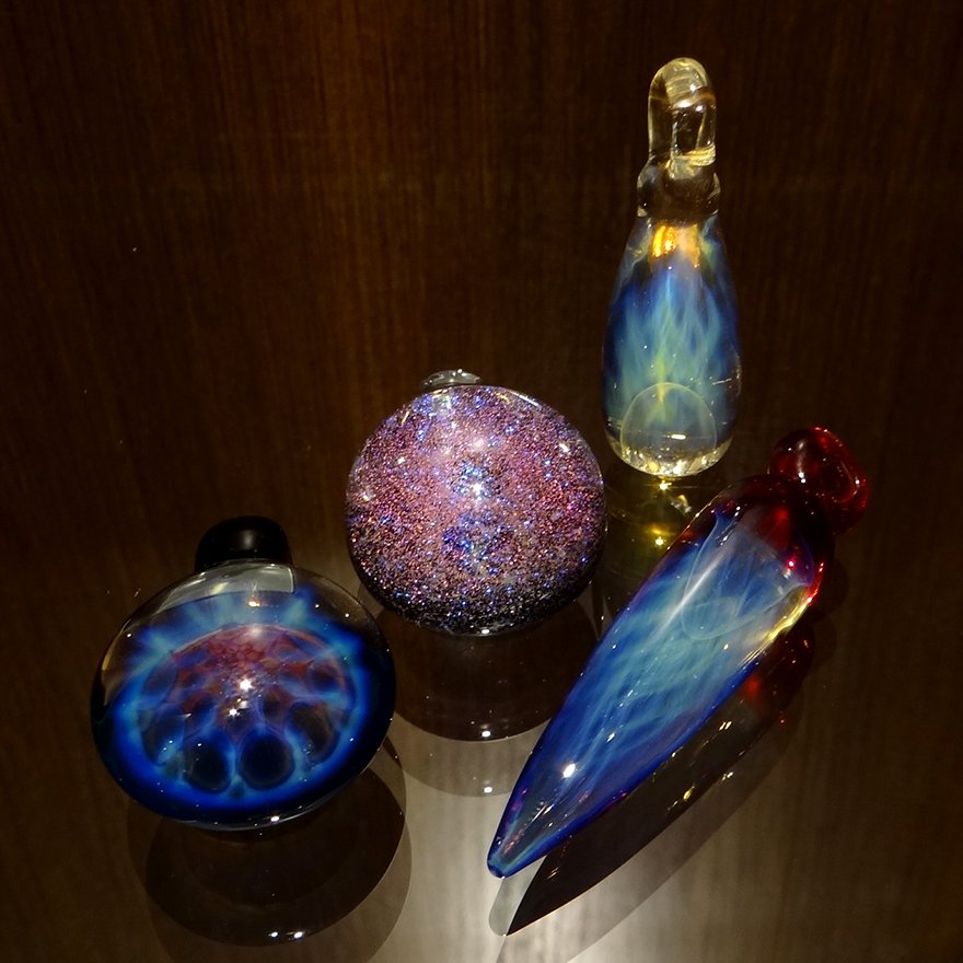 asterismtokyo's tweet photo. 夏の訪れとともに、シンクロニシティグラスアートから全作品が主役級の輝きを放つ最高のペンダント、ブレスレット、そして超久々にピアスも入荷しました✨

代官山店舗では6月22日(土)から販売開始、オンラインショップには26日(水)18時頃から15点〜20点ほど出品予定となっております。 https://t.co/luCsnQ9zo2