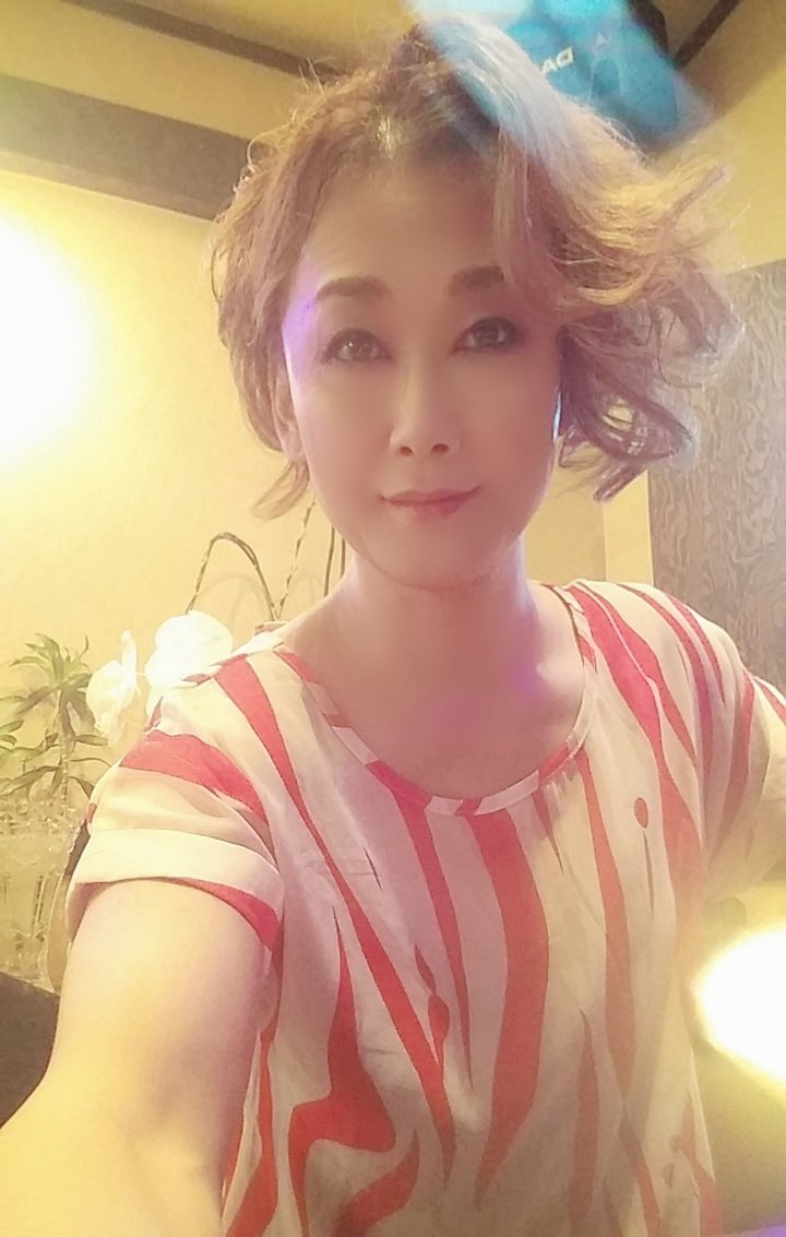 dragqueenMAKO's tweet photo. 花真球の今週が始まりました❗いつもは水曜日定休ですが本日から火曜日まで営業致します。21:00~から団体様ご予約いただきましたがあと2~3席ご用意できます❗昨日の嵐が去って一気に真夏日☀️ゆったり楽しんでいただきたい💖
本日も｢花真球｣貴方のお越しを心よりお待ちしておりますm(_ _)m🌹💖
#野毛 https://t.co/2BY7O08CAC