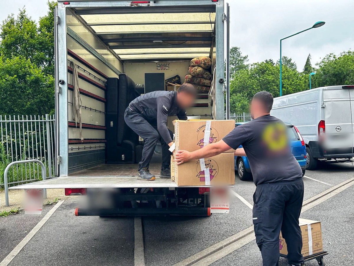 Prefet95's tweet photo. 🔴 #DroitsEtDevoirs | Expulsion des occupants et reprise d’un logement social utilisé par des délinquants, à Saint-Ouen-l’Aumône, à proximité d’un point de deal, quartier Chennevières.

❌ L’appartement servait de lieu de « repli » aux dealers lors des opérations de police dans l’immeuble
❌ Saisie de drogue dans les lieux

➡️ A l’initiative conjointe de @prefet95 et du bailleur, une action civile spécifique a été menée pour obtenir la résiliation du bail par le TJ de Pontoise
➡️ Après avoir délivré le concours de la force publique, @prefet95 a fait procéder, ce jour, à l’expulsion du logement et à sa reprise
➡️ Le logement est restitué au bailleur social pour être attribué à une autre famille

🔴 Désormais dans le Val-d’Oise, en cas d’acte de délinquance grave, notamment en cas de trafic de drogue, commis à proximité du lieu d’habitation :
✅ Il est demandé au bailleur d’engager une procédure d’expulsion spécifique en raison des faits de délinquance
✅ @prefet95 se porte en « intervenant volontaire », dans le contentieux civil, aux côtés du bailleur, pour obtenir la résiliation du bail et l’expulsion
✅ Les services de l’Etat assistent également  le bailleur dans la documentation de la procédure judiciaire
✅ Le concours de la force publique est accordé systématiquement pour procéder à la reprise effective du logement.