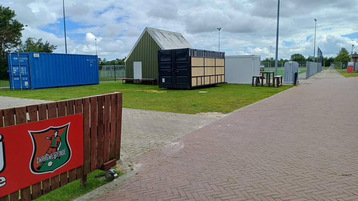 De_3e_Helft's tweet photo. De voorbereidingen zijn in volle gang...oant saterje bij de @Flexibelemklr Bedrijven Voetbaltoernooi. #dederdehelft #toernooi https://t.co/zuwrWHvRbz