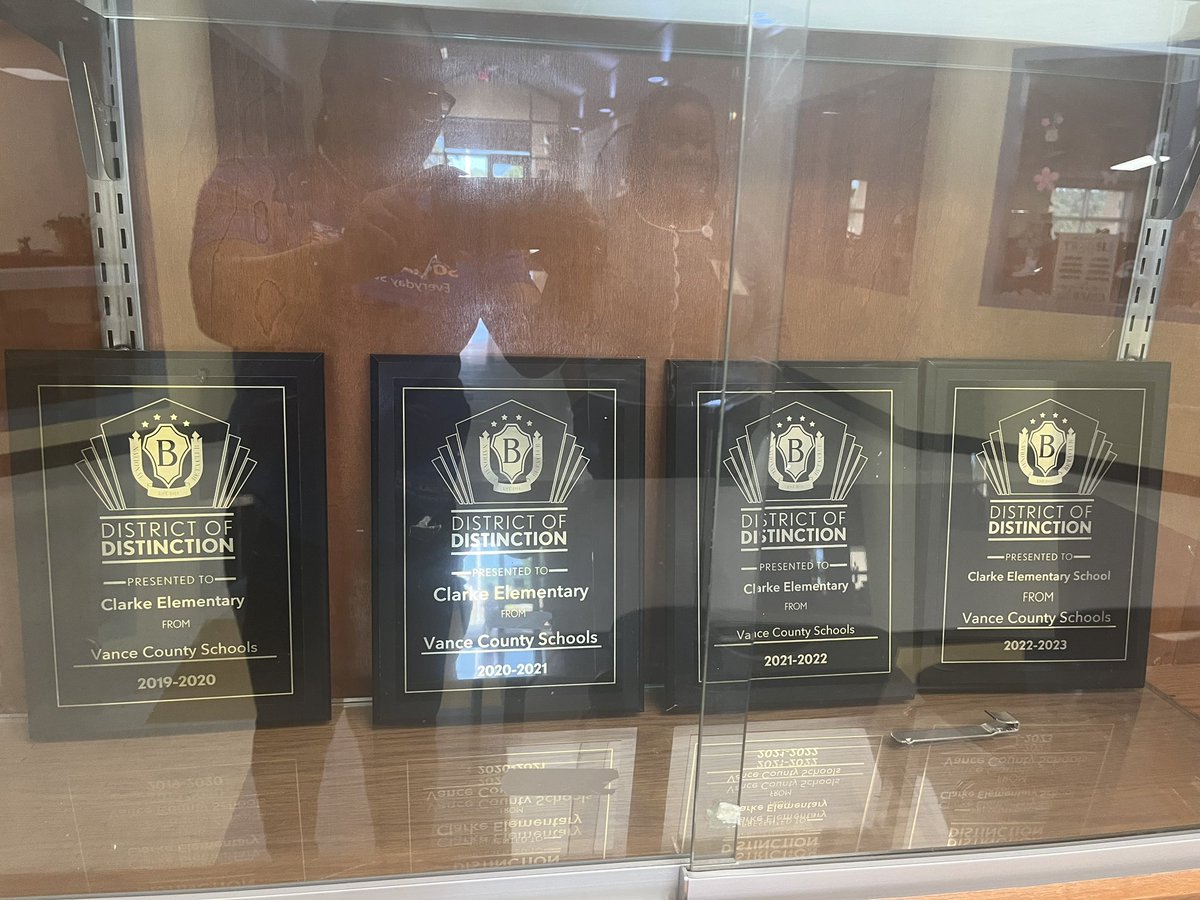 Our Beta Club received a plaque at yesterday’s board meeting. We are so proud to be a part of such an amazing. We look forward to more amazing work from our Beta Club members and their leader, Ms. Lewis! Congratulations Team!!! 🥳🥳🥳🥳🥳🥳🥳🥳🥳🥳🥳🥳🥳#bulldogexcellence