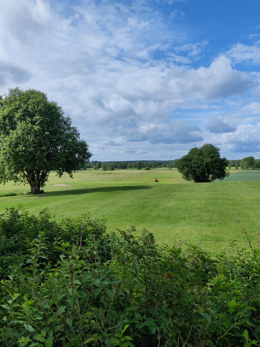 tapoykko's tweet photo. Lepaan golfkenttä tarjoaa kauniin ympäristön viinitilalle. Siellä on kiva käydä kahvilla #lepaa #lepaangolf #lepaanviinitila https://t.co/uSoz4JJ4Gp