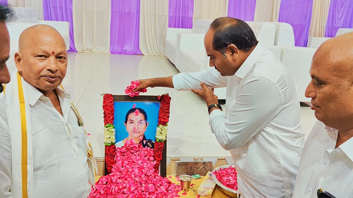 TEAMYSRCP4's tweet photo. యిమ్మడిశెట్టి సుబ్బారావు గారి అమ్మగారైన యిమ్మడిశెట్టి వెంకట నారాయణమ్మ గారి దశదిశ కర్మ కి హాజరై నివాళులు అర్పించిన యర్రగొండపాలెం ఎమ్మెల్యే తాటిపర్తి చంద్ర శేఖర్ గారు మరియు మండల నాయకులు ,కార్యకర్తలు ….

#Yarragondapalem https://t.co/V37e6dBiqC