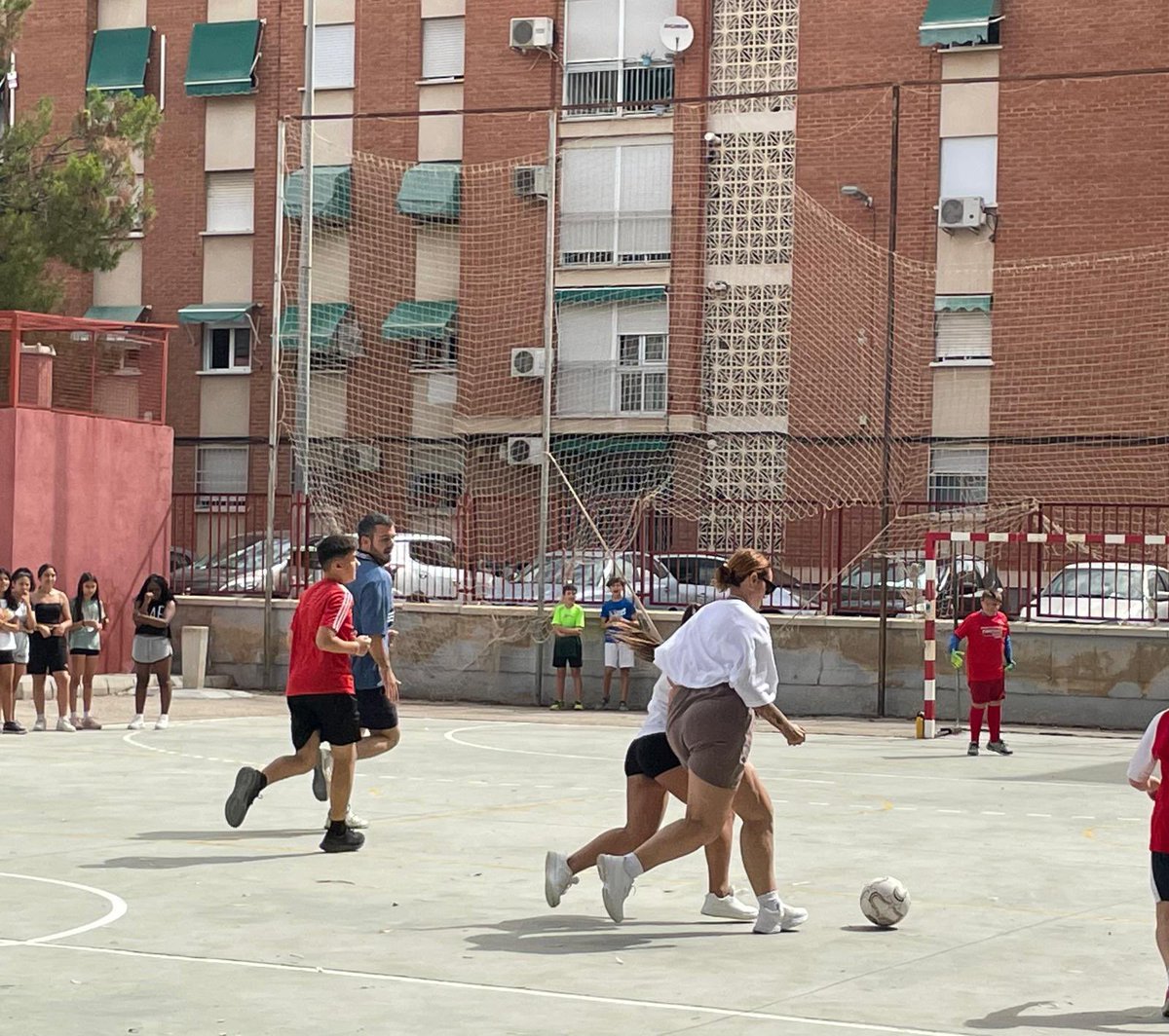 santiagomayor12's tweet photo. ⚽️Partido de fútbol entre profesorado del cole y alumnado de 6º de Primaria⚽️¡¡Menudo disfrute!! 🥅 Despidiendo a nuestros chicos y chicas... 🥅 Haciendo de este final de curso algo inolvidable para todos👏🏼🏃♂️👧🤟🏽👦🏽😂🏃🏽#MasQueUnCole #MasQueFutbol #SomosFamilia @Educarm https://t.co/XEI7ABPENu
