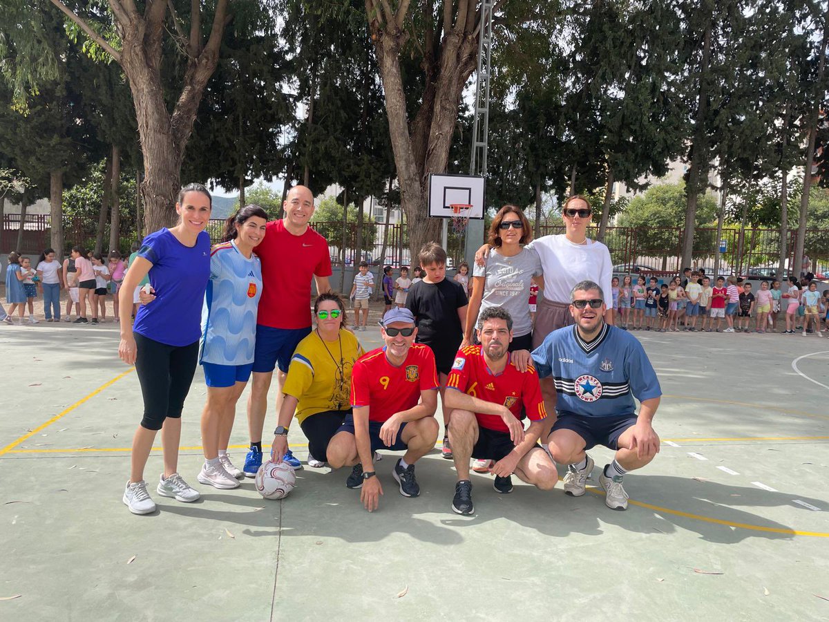 santiagomayor12's tweet photo. ⚽️Partido de fútbol entre profesorado del cole y alumnado de 6º de Primaria⚽️¡¡Menudo disfrute!! 🥅 Despidiendo a nuestros chicos y chicas... 🥅 Haciendo de este final de curso algo inolvidable para todos👏🏼🏃♂️👧🤟🏽👦🏽😂🏃🏽#MasQueUnCole #MasQueFutbol #SomosFamilia @Educarm https://t.co/XEI7ABPENu