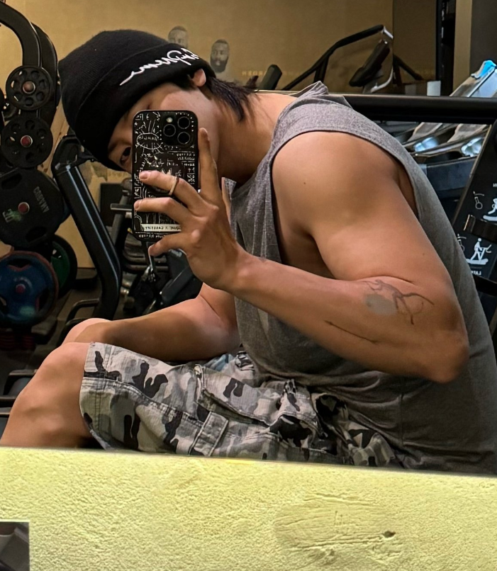 EXO's #CHANYEOL looks so hawt in latest pic taken at the gym!  👏🍒📸🏋️‍♂️🔥👑🖤

#찬열 #チャニョル #朴灿烈 #EXO #엑소