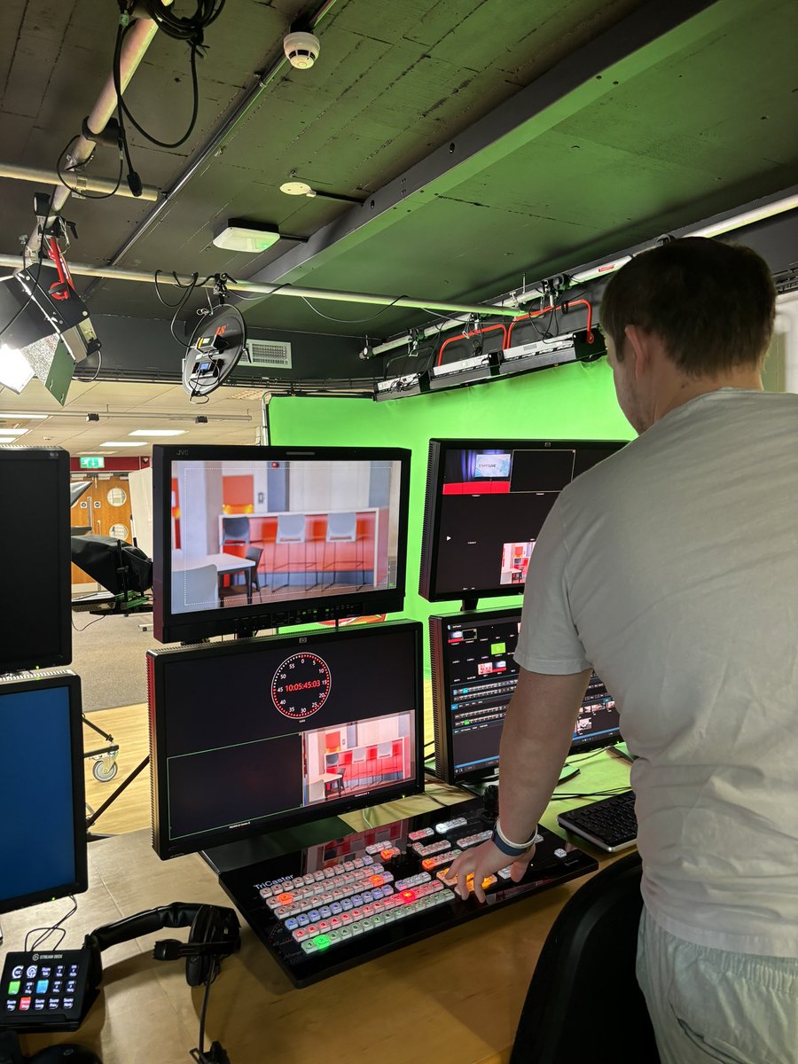 anna francis tweet media