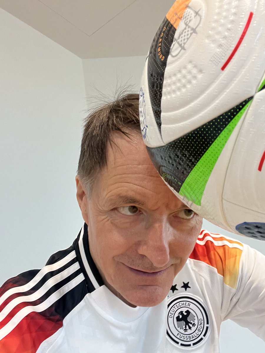 Karl_Lauterbach's tweet photo. Heute Abend werden @Bundeskanzler, @NancyFaeser und ich beim 3:2 gegen Ungarn, Kopfballtor durch Florian Wirtz in der Nachspielzeit, Deutschland als Fans im Stadion unterstützen. Stay tuned https://t.co/g8x6FpgElR