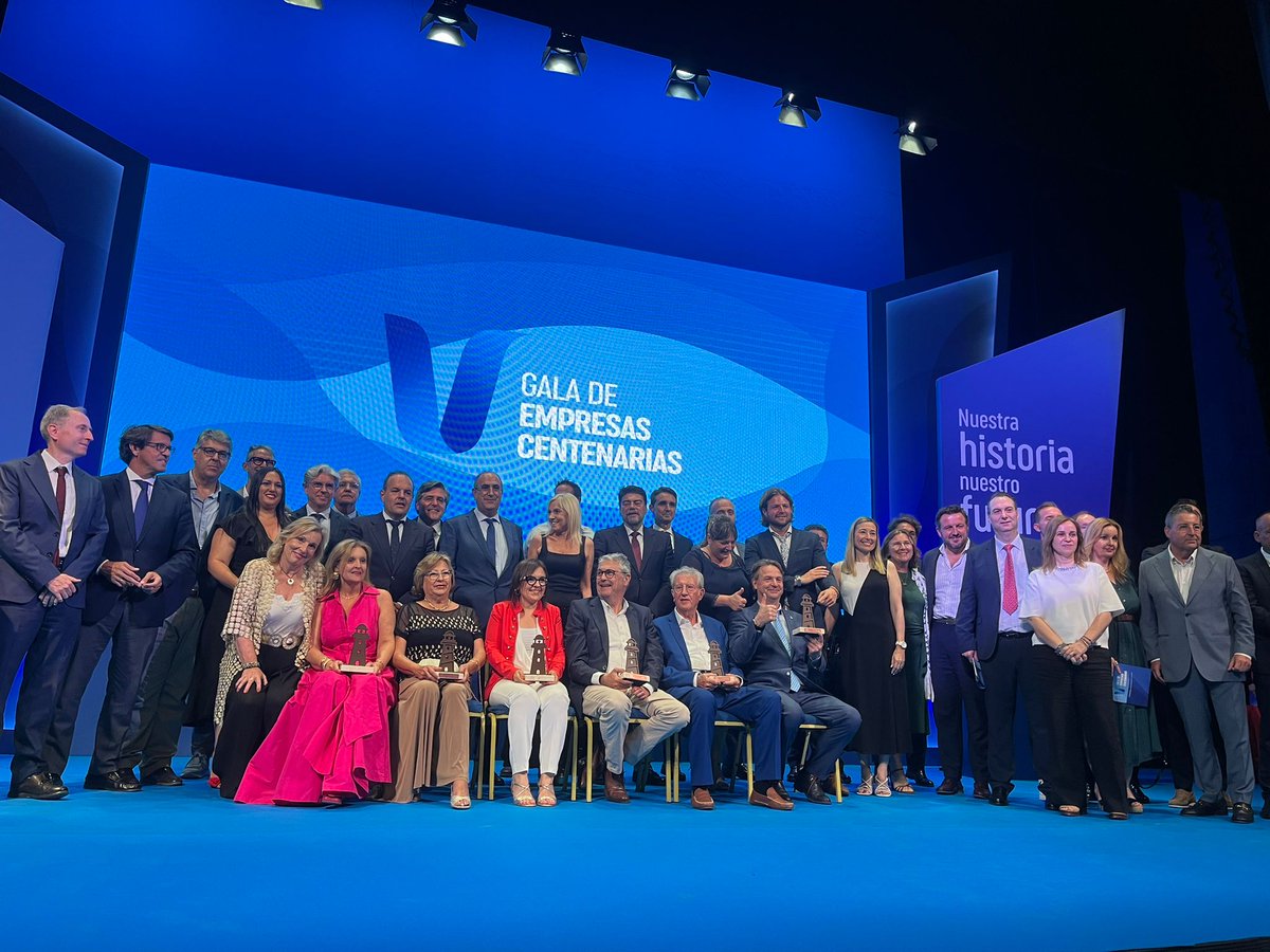 Ayer tuvo lugar en el Teatro Principal de Alicante la Gala de Empresas Centenarias donde el comercio torrevejense se vio representado con Aceitunas Torremar. Felicitarles por este reconocimiento, más que merecido, y estoy seguro de que llegar a esta efeméride no ha sido fácil.
