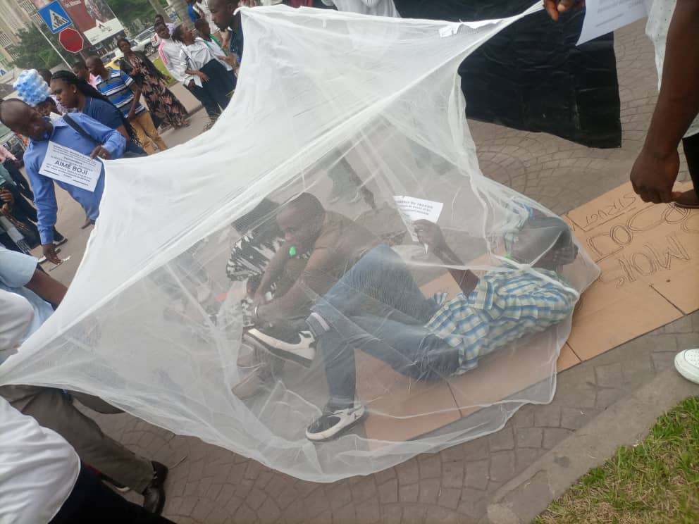 Les inspecteurs et contrôleurs du travail ainsi que les agents administratifs de l'inspection générale du travail nouvellement recruté dans les rues de Kinshasa ce mercredi 19 Juin, réclamant leurs prises en charge.