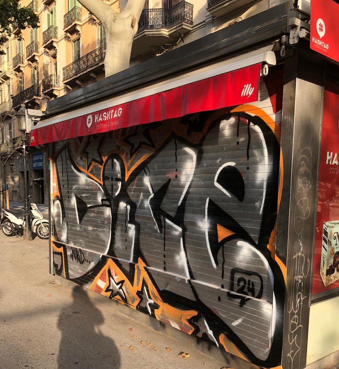 Els propietaris d'aquest quiosc Gran Via de BCN van tenir la sensibilitat de posar una pintura a la persiana que recordava que allà va ser atropellat en Gaudí. Un ximple hi ha fet el seu graffiti impresentable ! Vint anys de presó per aquest ruc! 
x.com/cllorens/statu…