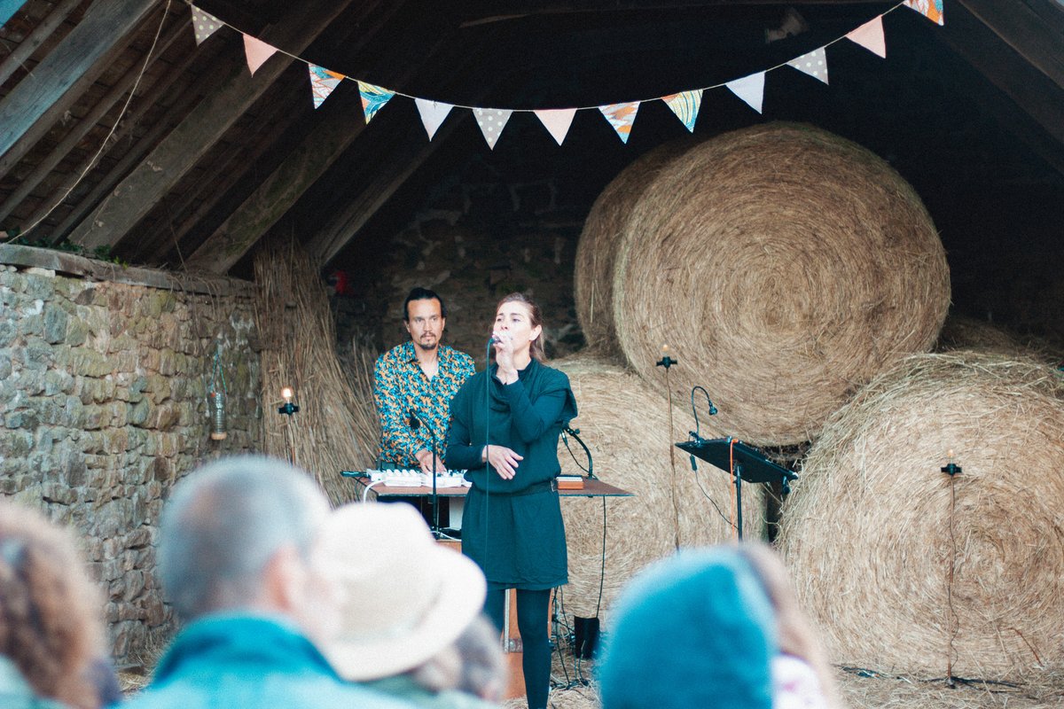 𝗘𝘅𝗽𝗹𝗼𝗿'𝟮𝟬𝟱𝟰 : 𝗿𝗲𝘁𝗼𝘂𝗿 𝘃𝗲𝗿𝘀 𝗹𝗲 𝗳𝘂𝘁𝘂𝗿 🛸
Vous étiez plus de 250 personnes à vous téléporter pour nous rejoindre dans le futur le temps du festival Explor'2054 ! Un grand merci à vous qui êtes venu·es, aux intervenant·es, artistes et bénévoles 💗