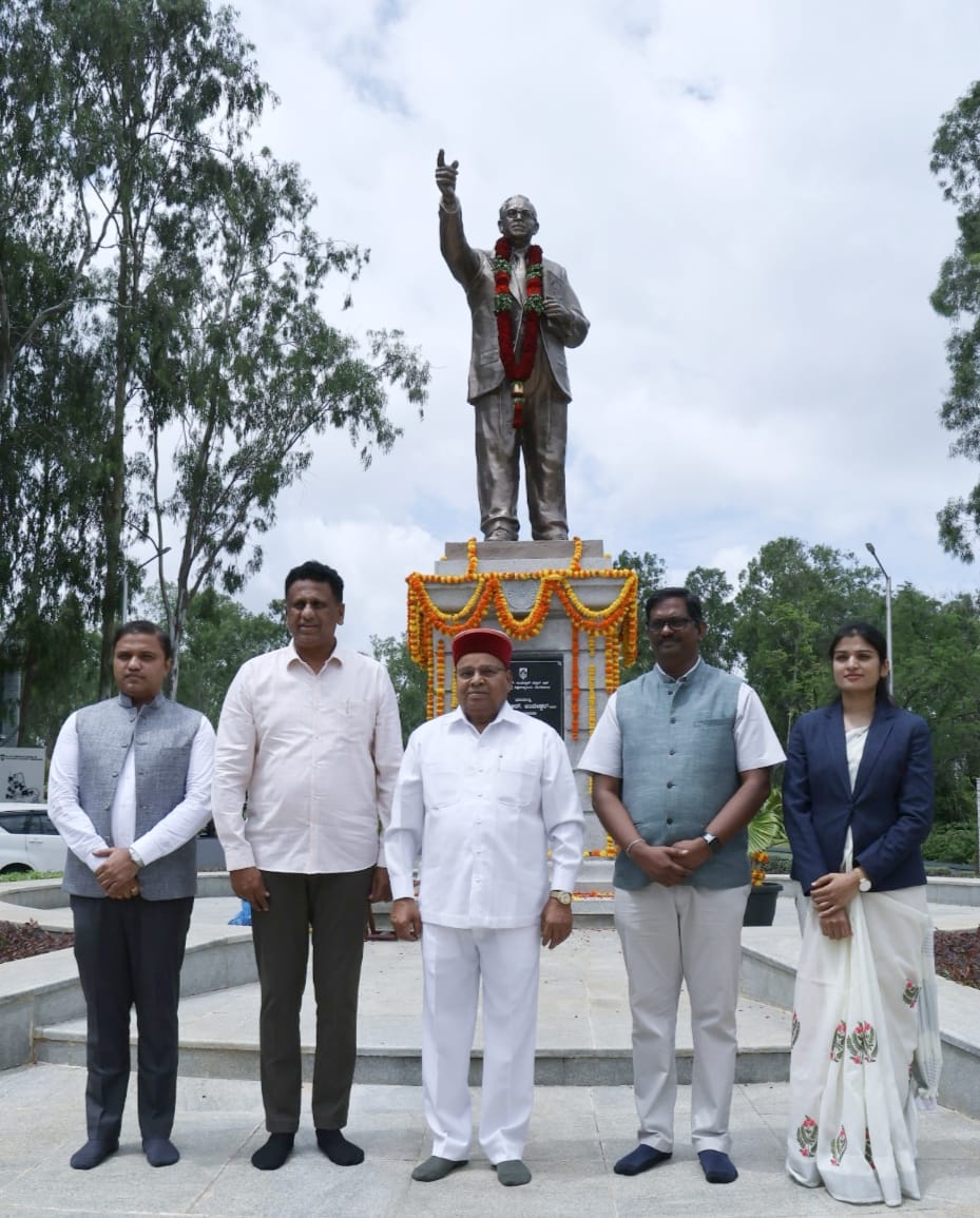 ಬೆಂಗಳೂರಿನ ಡಾ. ಬಿ ಆರ್ ಅಂಬೇಡ್ಕರ್ ಅರ್ಥಶಾಸ್ತ್ರ ವಿದ್ಯಾಲಯ ವಿಶ್ವವಿದ್ಯಾಲಯದಲ್ಲಿ ಘನತೆವೆತ್ತ ರಾಜ್ಯಪಾಲರಾದ ಥಾವರ್ ಚಾಂದ್ ಗೆಹ್ಲೋಟ್ ರವರೊಂದಿಗೆ ಬಾಬಾ ಸಾಹೇಬ್ ಅಂಬೇಡ್ಕರ್ ರವರ ಪುತ್ಥಳಿಗೆ ಮಾಲಾರ್ಪಣೆ ಮಾಡಿ ಮೊದಲನೇ ವಾರ್ಷಿಕ ಘಟಿಕೋತ್ಸವ ಸಮಾರಂಭದಲ್ಲಿ ಭಾಗಿಯಾಗಿ ಪದವಿ ಪ್ರಧಾನ ಮಾಡಿ ಹಾರೈಸಿದೆ.
#drmcsudhakar #highereducation
