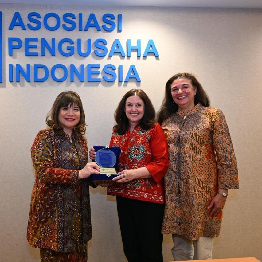 DDG <a href="/CelesteDrakeILO/">Celeste Drake</a> have a fruitful meeting with Shinta Kamdani of @APINDO, talking about improving engagement with labour unions and promote #socialdialogue on new job opportunities for the future generation including #AI jobs. @SimrinSingh #DDGinIndonesia #Indonesia
