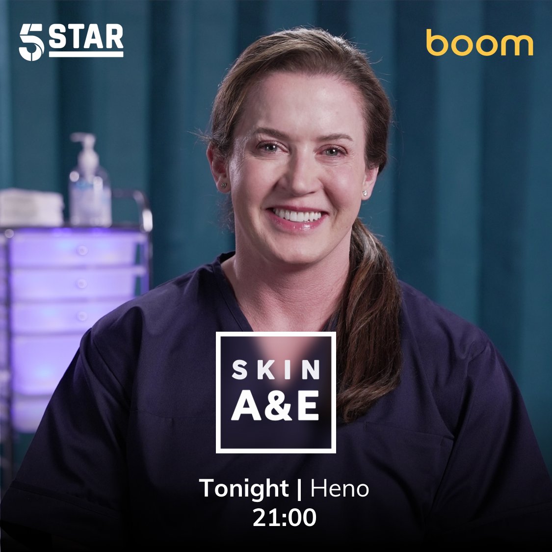 Tonight in the #SkinAandE clinic, Dr Natalia examines a lump caused by a pony bite. There’s a very messy neck cyst for Dr Emma, multiple moles for Dr Magnus and a neurofibromatosis case for Dr Adil. <a href="/Reallisariley/">LISA RILEY (BLUE TICK)</a> tells the stories.
Cymorth arbenigol i'r croen yn y clinig heno.