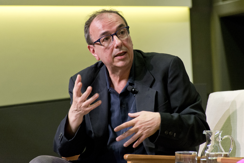 ¿Te perdiste ayer el coloquio sobre la #NovelaNegra? 🕵️‍♂️

Aquí puedes ver cuando quieras la interesante conversación que mantuvieron los escritores Espido Freire, Lorenzo Silva y Esteban Hernández
⏺️ youtube.com/live/1ouWl8ep-…

#literatura #libros #lecturas