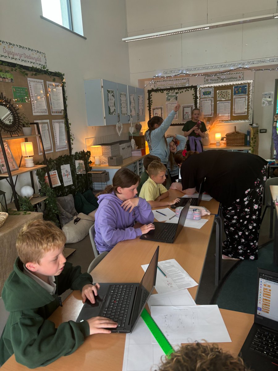 Mae Dosbarth Glas y Dorlan wedi cael bore bendigedig yn codio gyda Kirsty Law. Maen nhw wedi creu gemau coedwig law ardderchog. / Dosbarth Glas y Dorlan has had a wonderful morning coding with Kirsty Law. They've created excellent rainforest games.  <a href="/DigidolStrade/">Yr Adran Ddigidol - Ysgol Y Strade</a> <a href="/CarmsCouncil/">Cyngor Sir Gâr</a>