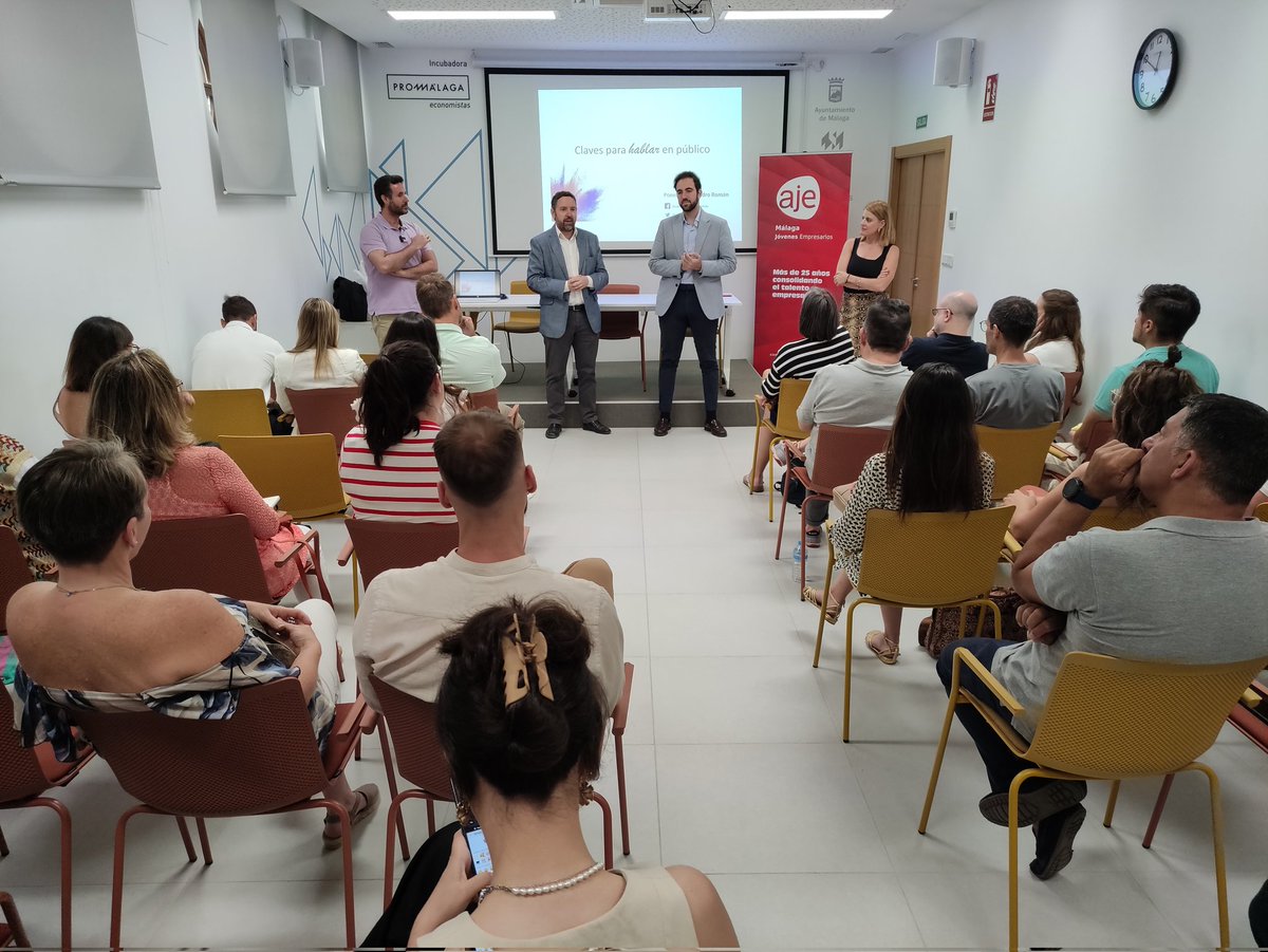 <a href="/ajemalaga/">AJE Málaga</a> <a href="/francisalasm/">Francis Salas</a> El gerente de #Promálaga, <a href="/francisalasm/">Francis Salas</a>, inaugura 'Crosspitch' en estos momentos en #PromálagaEconomistas. El objetivo de esta actividad es que los #empresarios aprendan las claves para hablar en público y puedan ponerlas en práctica ante el resto de asistentes.

#networking