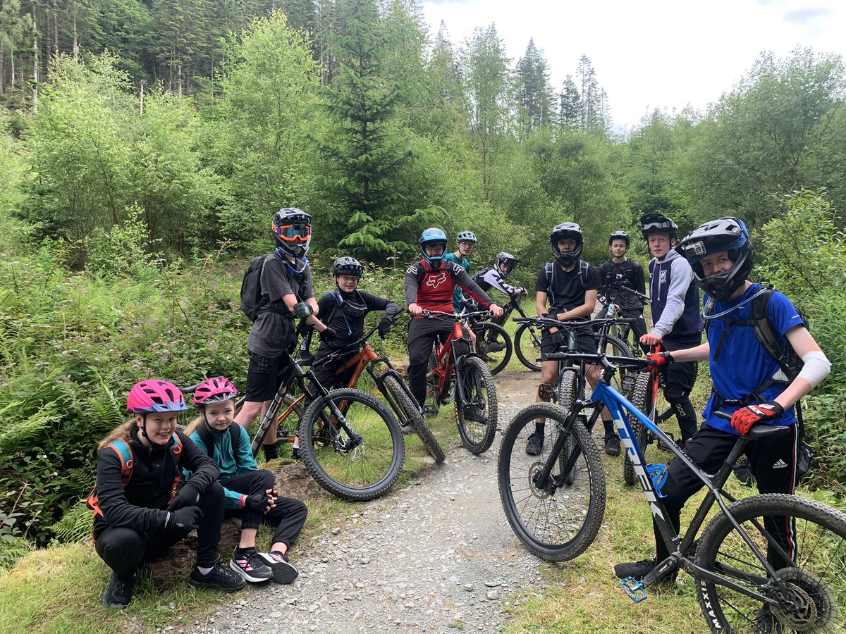MTB Wales 2024 | 🏴󠁧󠁢󠁷󠁬󠁳󠁿

Day 3 underway…
 
Mixture of blue, red and black trails incoming!🔵🔴⚫️