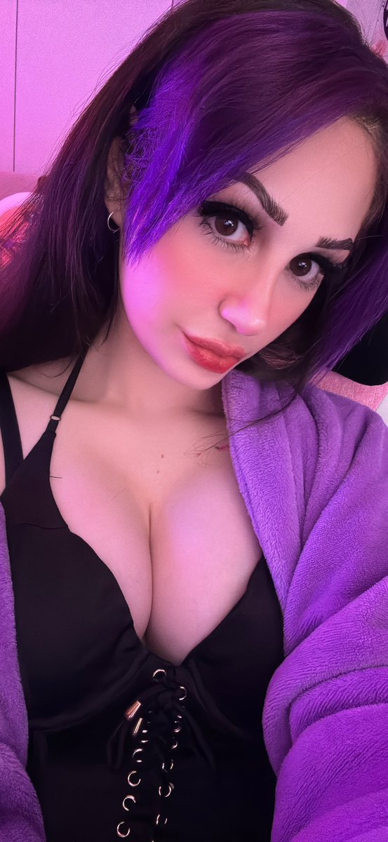 This dumb bish is live 😎 come say hi 
Twitch.tv/angelica