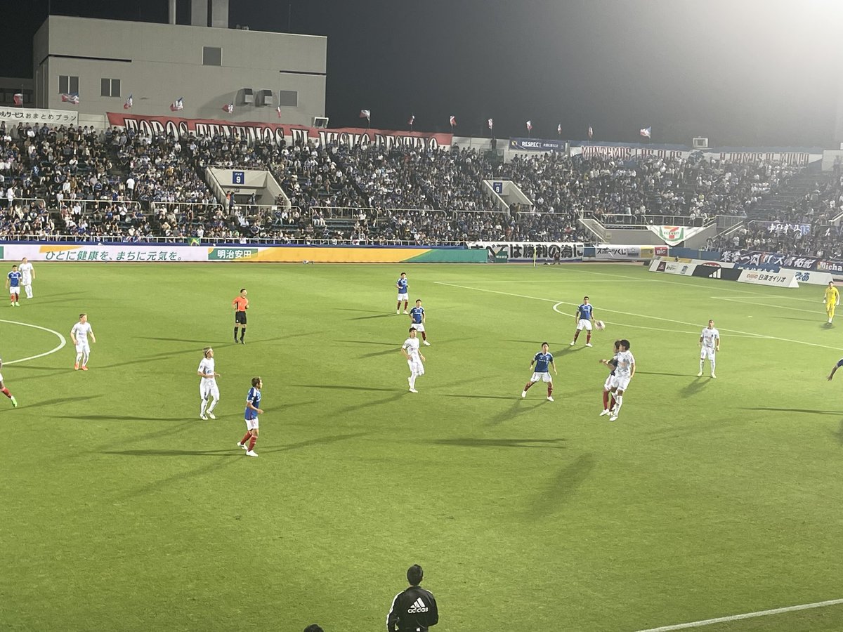 今日は三ツ沢競技場にFマリノスVSサンフレッチェ戦に。サンフレッチェには大橋佑紀選手、加藤陸次樹選手。マリノスには上島拓巳選手、マンガデザイナーズラボが応援する中央大学学友会サッカー部の卒業生が沢山で、めちゃくちゃ楽しんでます。前半終了、1-1です。