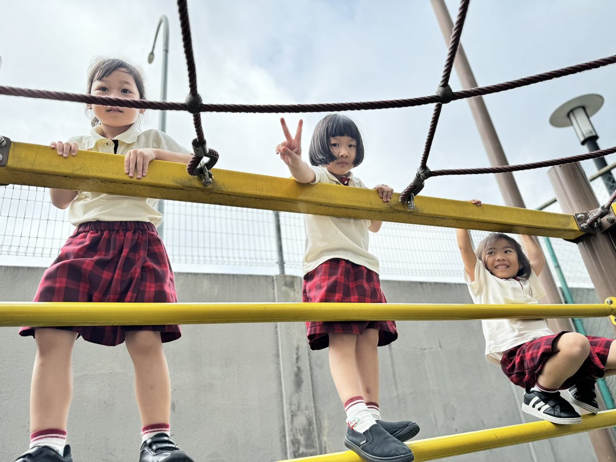 vickyyhengg's tweet photo. Preschool 2 children enjoyed a fun visit to the Year 1 class! They chose their favorite activities, listened to stories in Chinese and English, interacted with teachers, and had a blast. The highlight? A visit to the big playground! ๐๐๐ #HIS_learning @HIS_Preschool https://t.co/ZmQNs4A55b