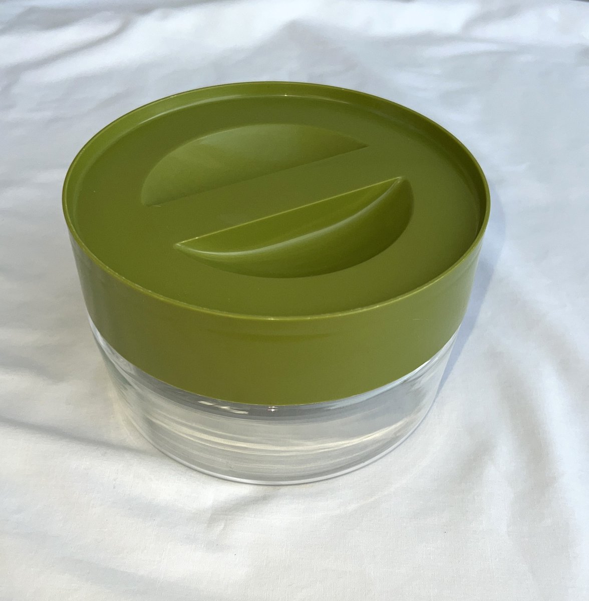 rusticrelics04's tweet photo. https://t.co/PpsEGhcePl Add some vintage charm to your kitchen with these avocado green beauties! A retro sugar & creamer set, stackable set of six Pyrex canisters, a set of 2 small Pyrex canisters with twist-off lids. #vintagekitchen #retrokitchen #pyrexlove #avocadogreen #ebay https://t.co/SWPR2uageG