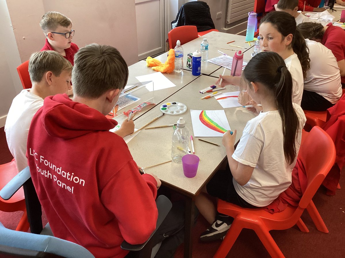 AshKnotty's tweet photo. Today, Year 5 enjoyed our #soundminds lesson with Tony, who is from the @LFCFoundation , by drawing and painting! It was another lovely session that showed how art can support of mental health! https://t.co/yXSMI2wmyt