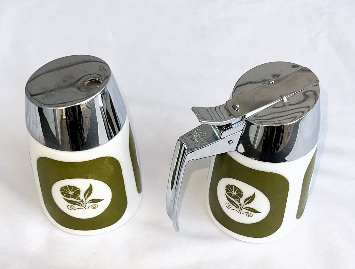 rusticrelics04's tweet photo. https://t.co/PpsEGhcePl Add some vintage charm to your kitchen with these avocado green beauties! A retro sugar & creamer set, stackable set of six Pyrex canisters, a set of 2 small Pyrex canisters with twist-off lids. #vintagekitchen #retrokitchen #pyrexlove #avocadogreen #ebay https://t.co/SWPR2uageG