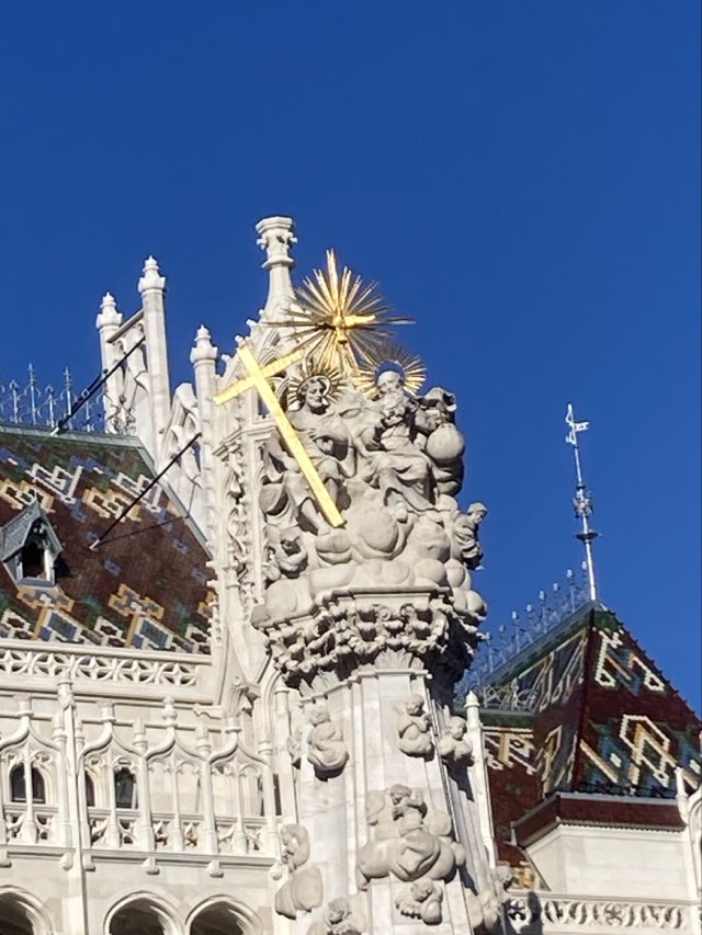 BudapestTrips's tweet photo. Trinity statue in Buda Castle. In the background the old-new, renovated Ministry of Finance. https://t.co/obnSpJGpIz
