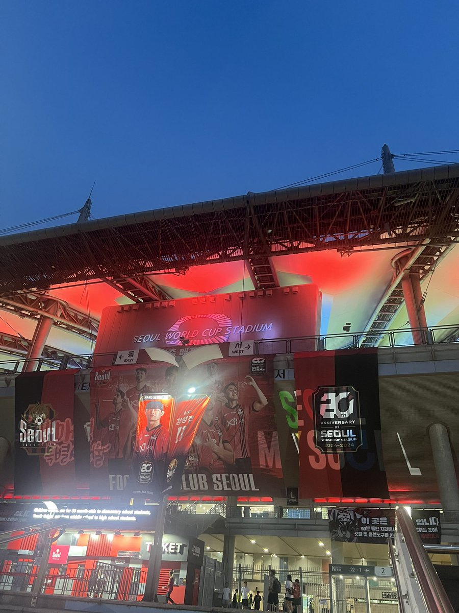 Strong first half from the B team tbh - Willyan quiet needs more service but gangwon got sweet FA