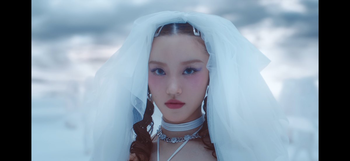 OmegazXg's tweet photo. 今だからこそ必要なXG『PUPPET SHOW MV』考察(前編)

いきなりですが、PUPPET SHOW(以下パペショ)のMVにもやもやした方はいませんか？今日はその解明に挑戦します。

結論ですが、パペショMVは「XGとALPHAZの未来の可能性」について表現している作品と解釈しています。

MVに「今だから」解釈できる謎 https://t.co/zmfcTQ6BVx