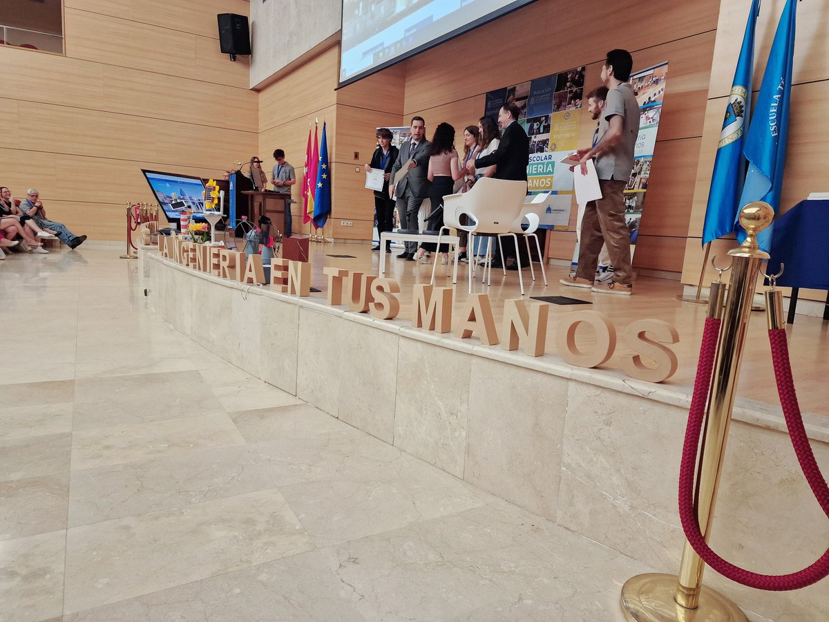 La_UPM's tweet photo. Entregando los diplomas a los colegios participantes en la competición "La ingeniería en tus manos" en @industrialesupm 
¡Fomentando vocaciones!
#somosupm #nosoloingenieria https://t.co/TrTX8KxZRv