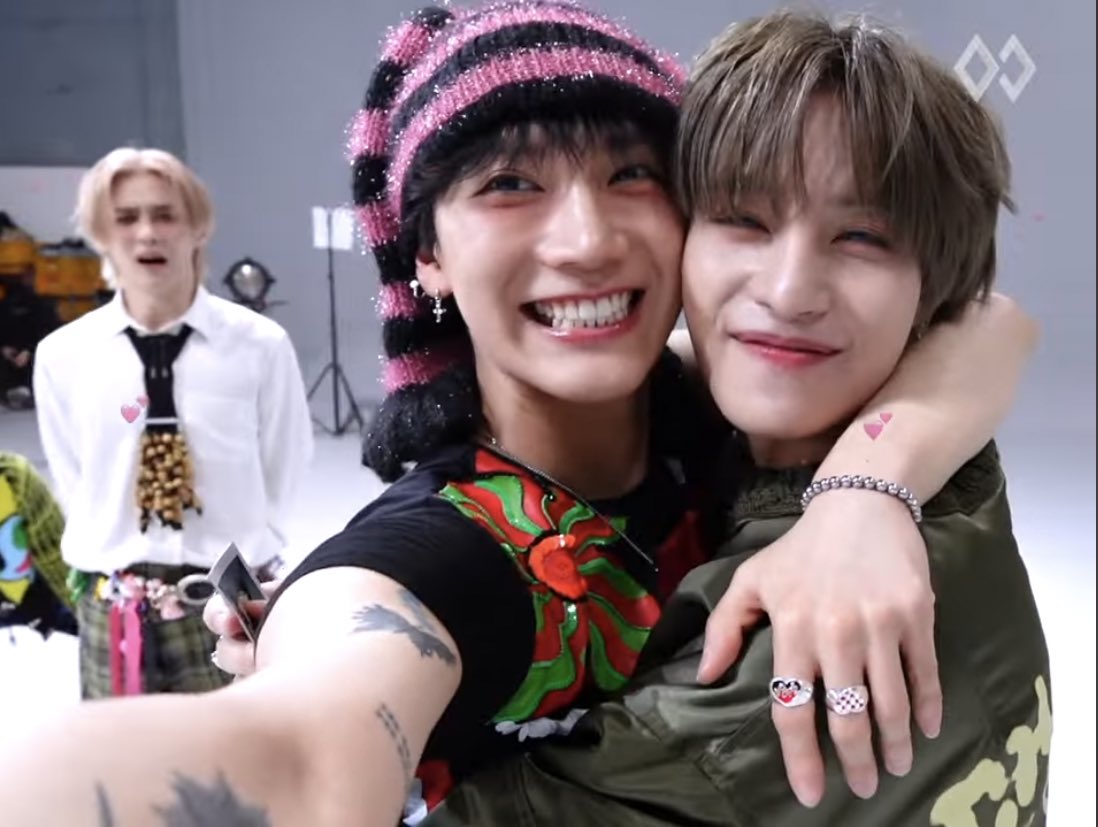 CuffinTen's tweet image. Kun in the back im screaming 😭