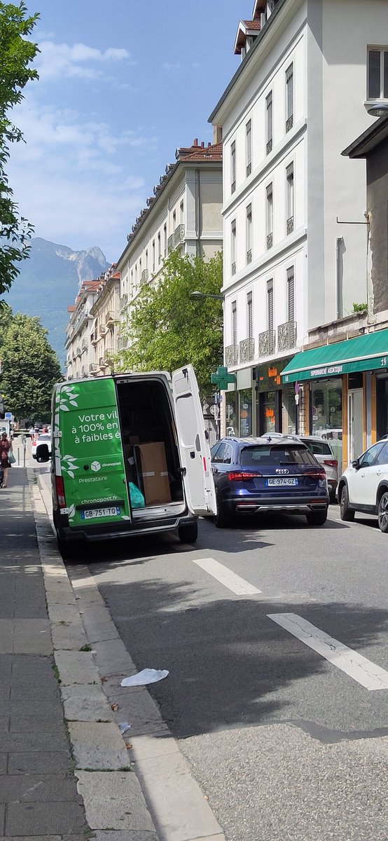 Dites <a href="/Chronopost/">Chronopost</a> vous les formez quand vos chauffeurs au code de la route ? station/ piste cyclable avec un espace livraison libre à 5 m de l'autre côté de la rue et chauffeur refusant de bouger 🤔. Sous-traitant payé au colis ?
