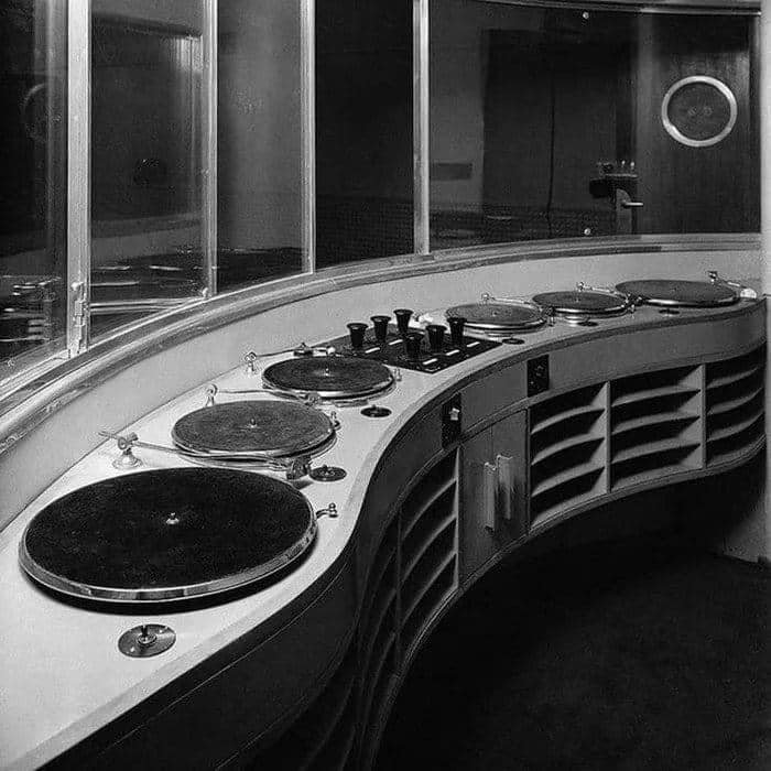BBC radio DJ booth, 1932.
nicer than most club booths now.
also in on the massive rotaries