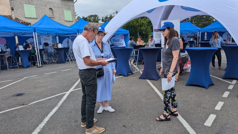 Dans le #TarnetGaronne, à Montech, les visiteurs sont présents dès l'ouverture sur la Place de l'#emploi organisée par #FranceTravail,  afin de rencontrer les entreprises venues recruter dans l'industrie, le transport ou le commerce. <a href="/JalbertOlivier/">JALBERT</a>