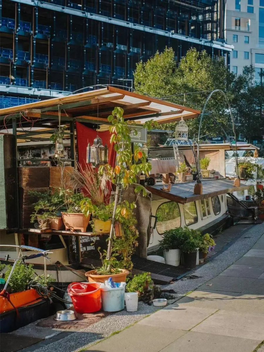 HepiDemiaS's tweet photo. London Treasure Bookstore｜Bookstore on the Canal
🌤The weather in London has been so good recently, with blue sky and in such good weather, I discovered a treasure-like secret place - the floating bookstore on the Regent's Canal! 🚣‍♀️📚 https://t.co/ALrIktZiaz