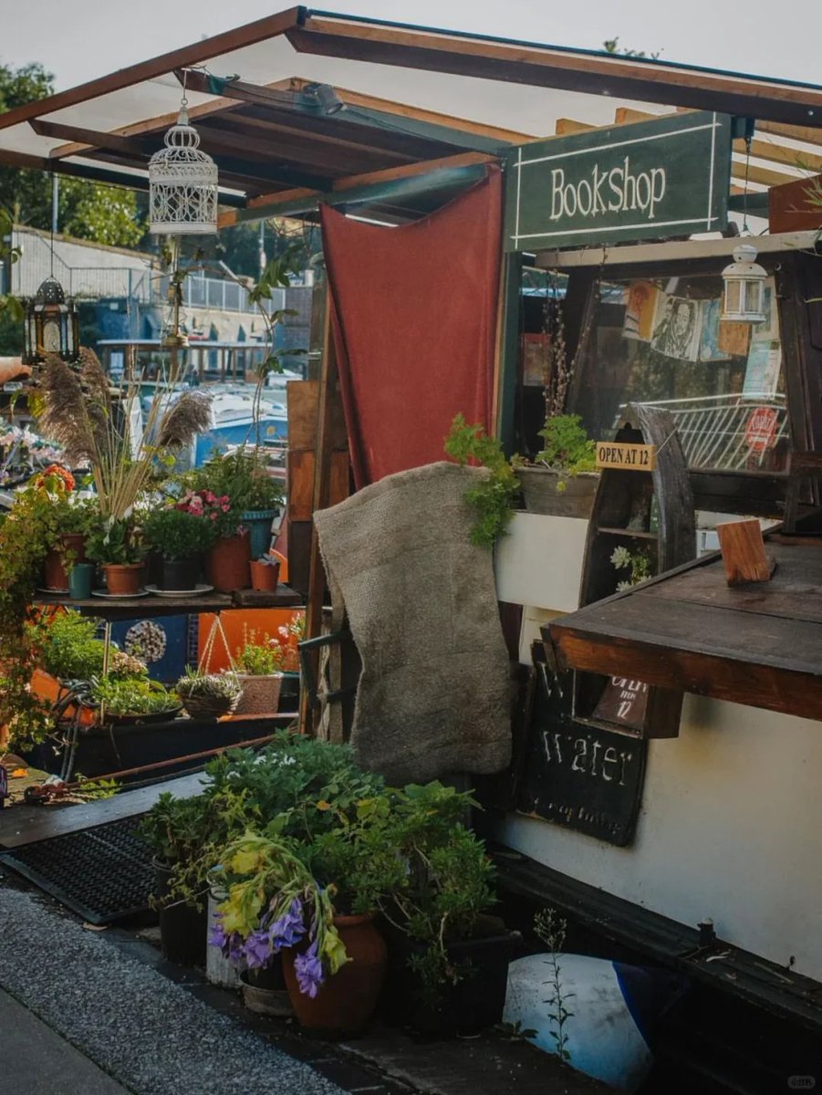 jb41euphemiah's tweet photo. London Treasure Bookstore｜Bookstore on the Canal
🌤The weather in London has been so good recently, with blue sky and in such good weather, I discovered a treasure-like secret place - the floating bookstore on the Regent's Canal! 🚣‍♀️📚 https://t.co/JthnezKAUa