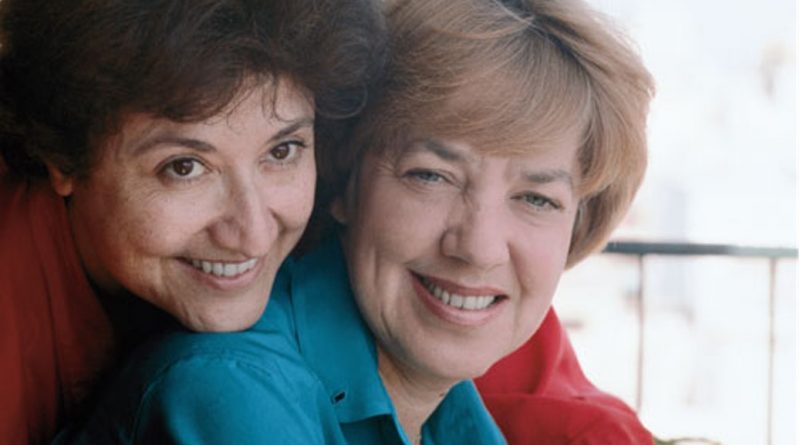 Murió Sara Facio. 
En la foto, con María Elena Walsh.