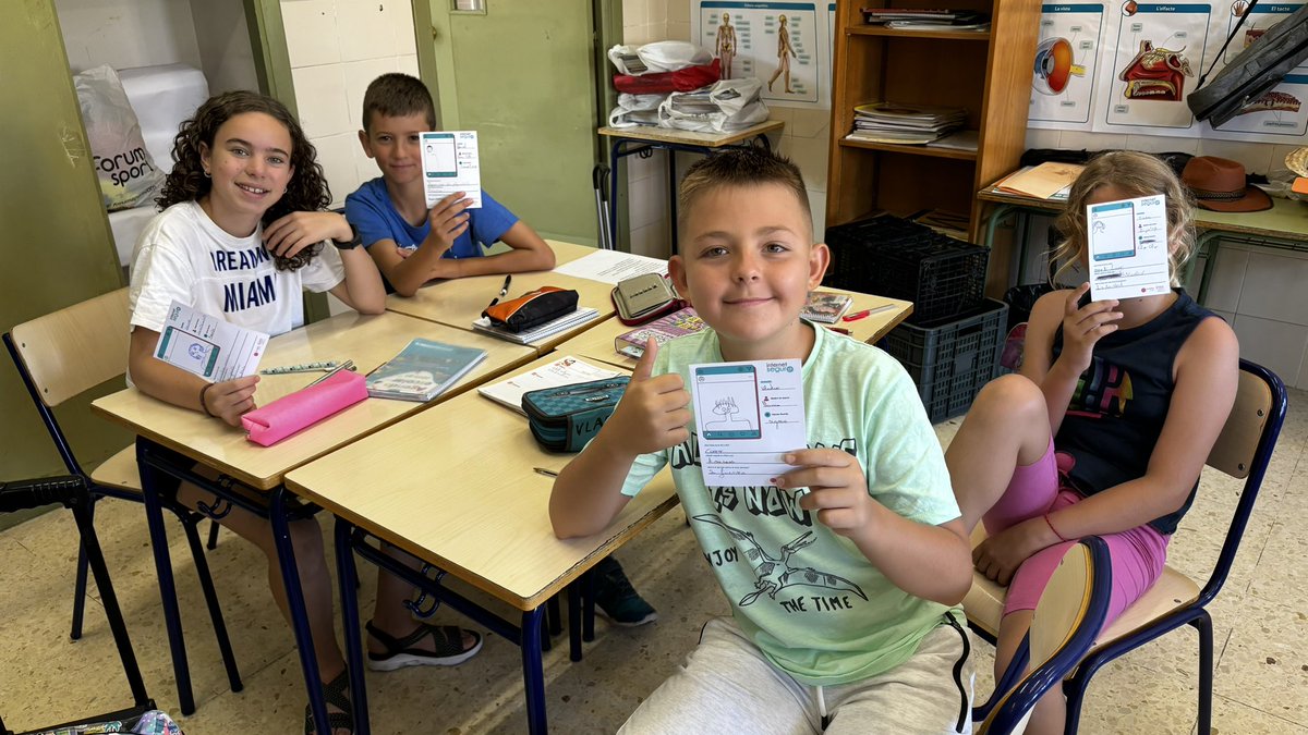 NitzaMedina's tweet photo. 🌟 ¡Día creativo en #InternetSegura! Las y los estudiantes se divirtieron mucho creando perfiles analógicos, una forma lúdica de entender la anonimidad y la sobreexposición en redes🎨✨ #EducaciónDigital https://t.co/F4yhCKt1Xw