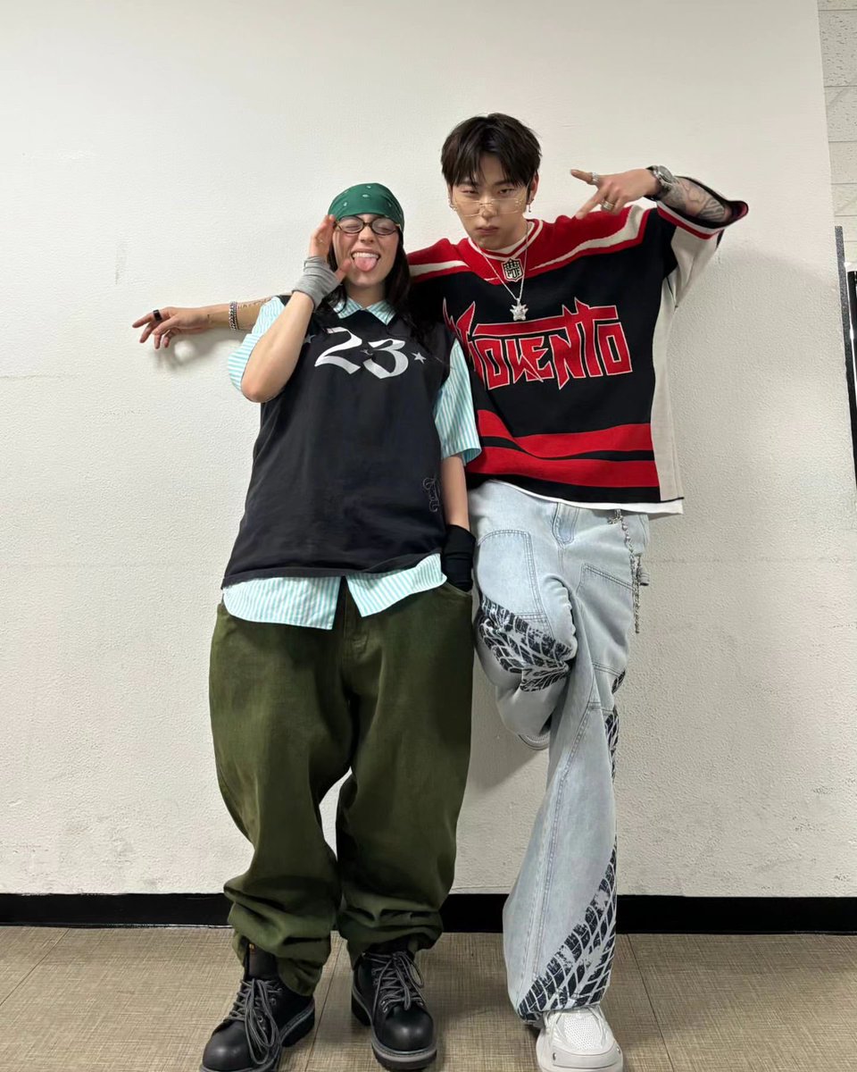 BillieEilishBR's tweet photo. Mais Billie Eilish com Zico.💙 https://t.co/9VlMk2Fjao