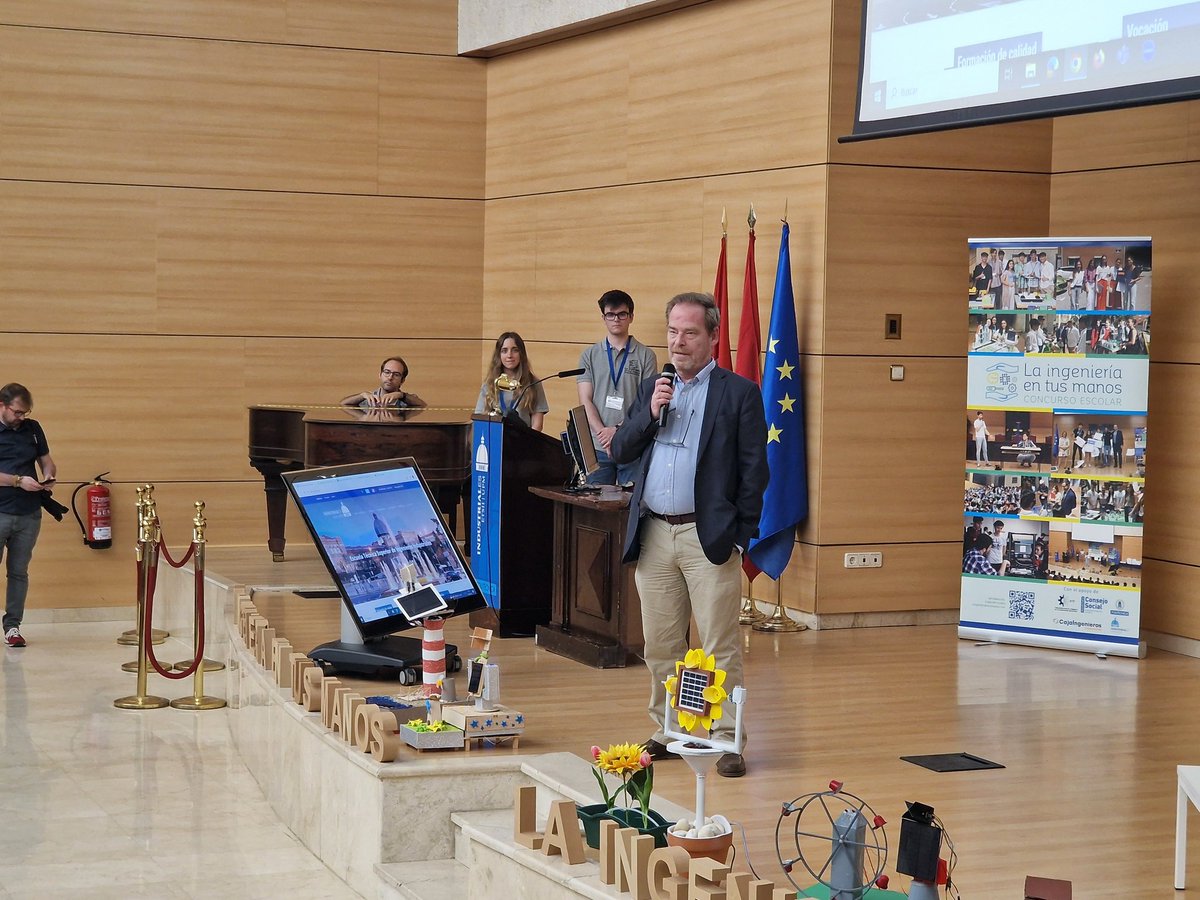 La_UPM's tweet photo. Nuestro vicerrector @jleube : "Hay que acabar con el mito de que la ingeniería es aburrida. Aquí os hemos visto trabajar y pasarlo bien (...) La ingeniería transforma la sociedad y cambia el mundo"
#somosupm #nosoloingenieria https://t.co/vYlD0wqbWV
