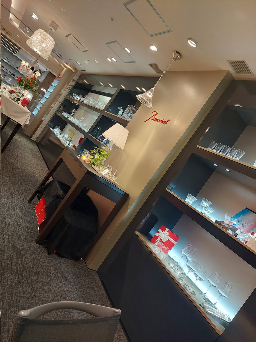 TURICANQUEST's tweet photo. お客様用に松���屋バカラグラス買いに来たけど高過ぎて鼻血でそうやった🥺 https://t.co/Qo5MhdlKmo