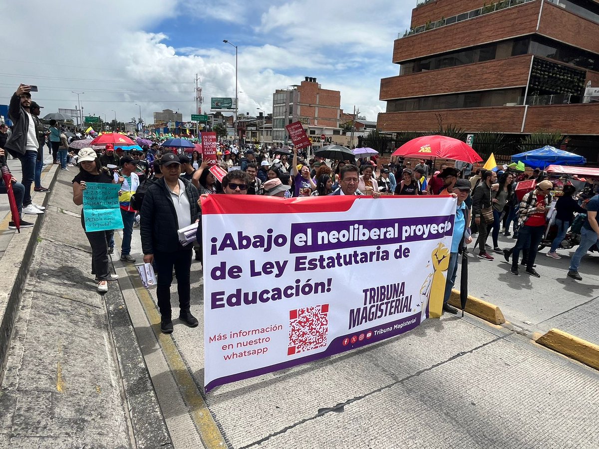 SaulBar1's tweet photo. #juntosHundamoslaestatutaria Fecode en las calles defendiendo la educación pública. https://t.co/mUxVmZfFVQ