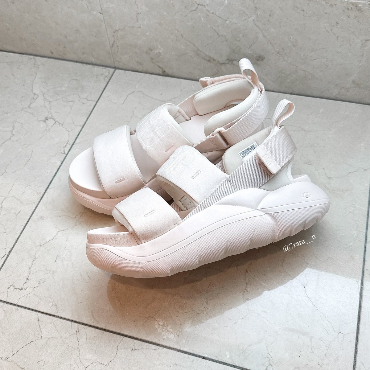 7rara__n's tweet photo. NIKEのエアマックスココとUGGのサンダルはまっっっじで歩きやすいから全女性買うべき… https://t.co/2LvcdJIkrC