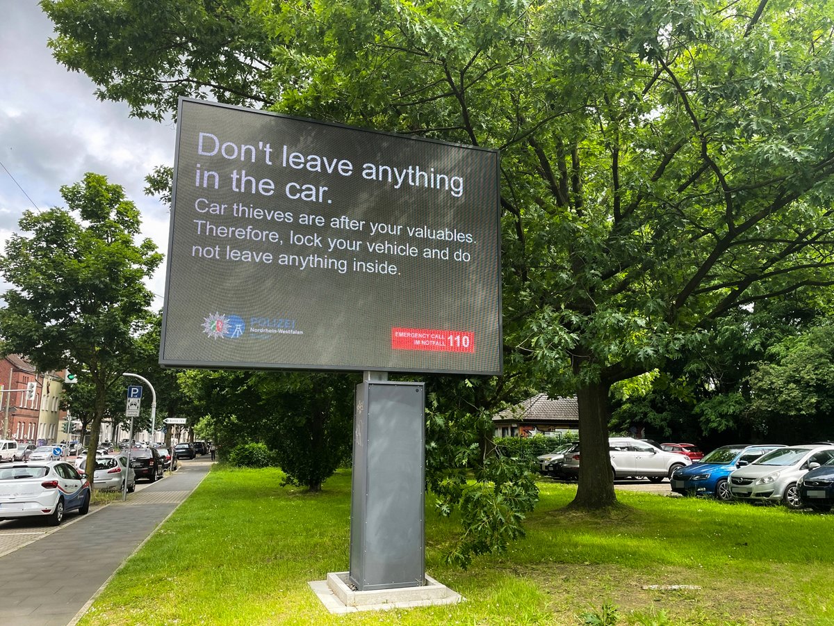 polizei_nrw_bo's tweet photo. Taschendiebstahl, Autoaufbruch, Ablenkung im Straßenverkehr: Zur #EURO 2024 warnt die Polizei jetzt auch auf Englisch auf digitalen Anzeigetafeln im #Bochumer Stadtgebiet, um damit ein internationales Publikum zu erreichen.
Zur Pressemeldung: https://t.co/9on30d5Kr1 https://t.co/MeTQmIpNdr
