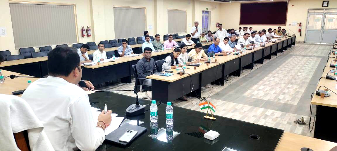 दिनांक 19.6.2024 को जिलाधिकारी महोदय की अध्यक्षता में शासन के विकास प्राथमिकता कार्यक्रमों की समीक्षा बैठक प्रेरणा सभागार में आयोजित की गई। बैठक के दौरान विभिन्न विभागों के प्राथमिकता कार्यक्रमों/योजनाओं को समय पूर्ण कराये जाने हेतु निर्देश दिए गए। <a href="/DistrictEtawah/">District Magistrate Etawah</a> <a href="/CMOfficeUP/">CM Office, GoUP</a>