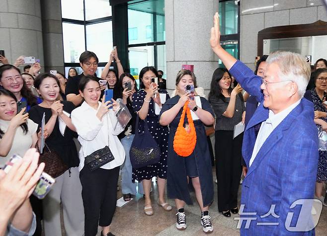 콘서트장의 대환호🌙⭐️💙

#광주방문
#임윤찬_피아노리사이틀
#문재인대통령님
#김정숙여사님